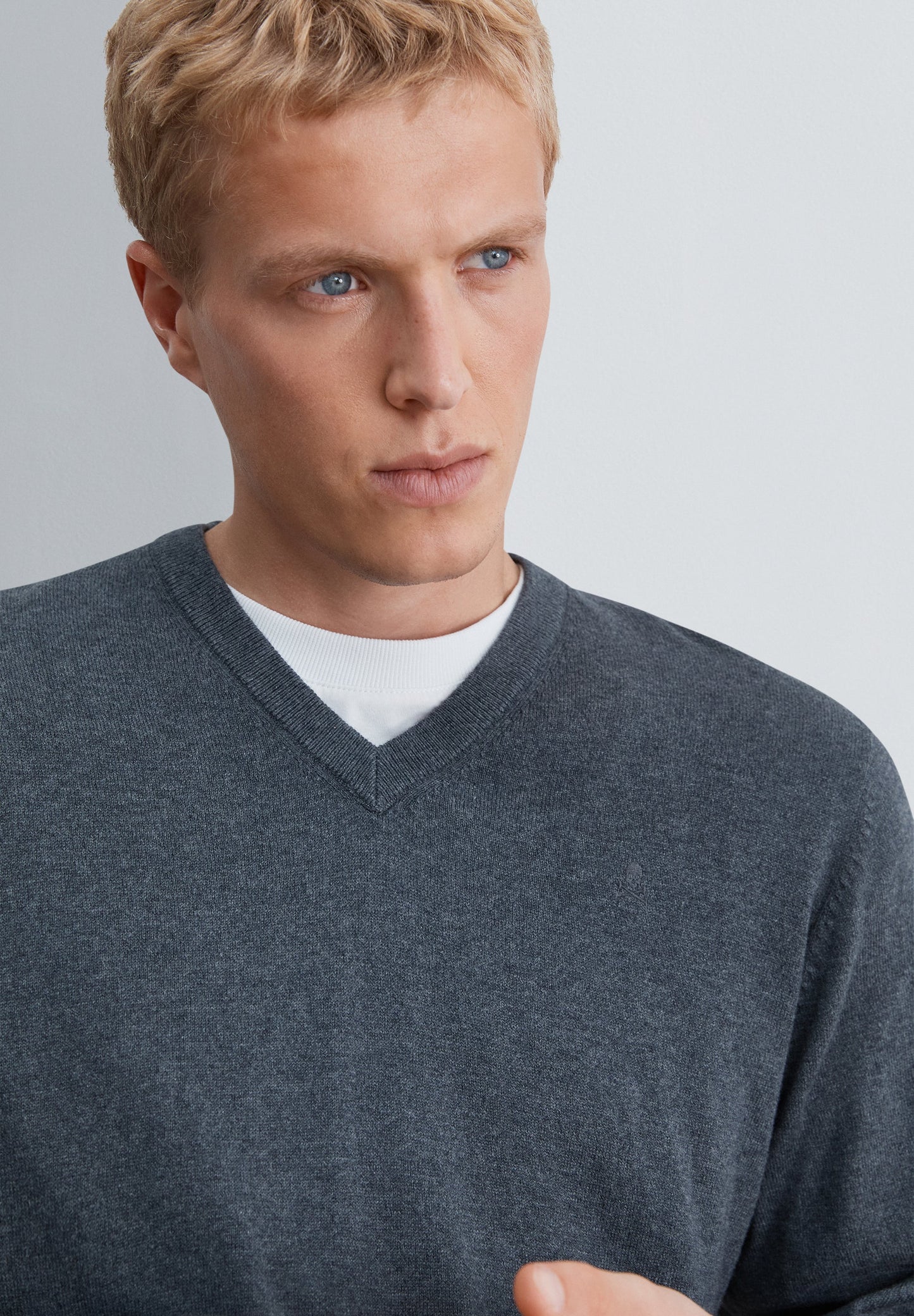 KNIT V-NECK SWEATER