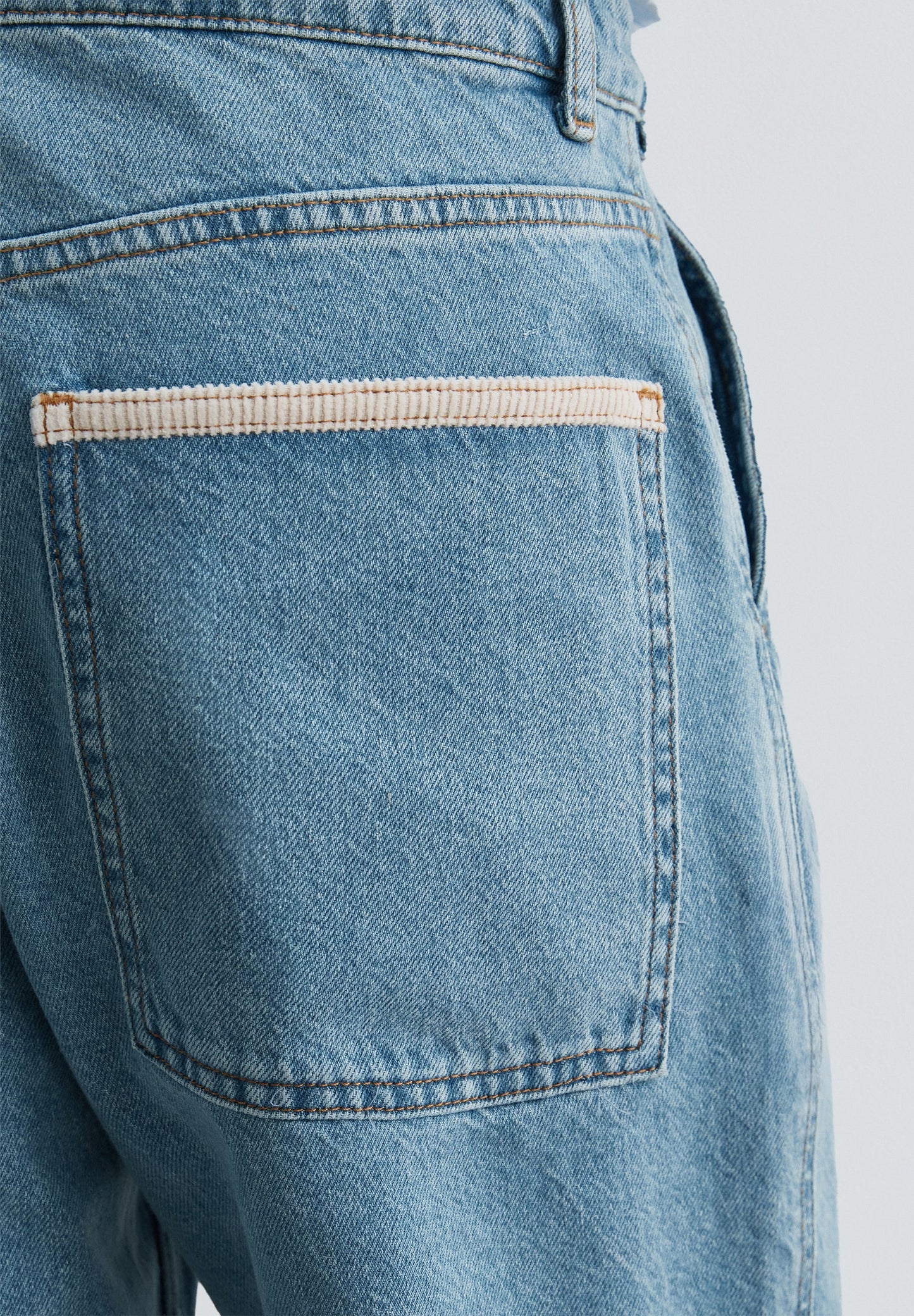 REGULAR FIT WASHED JEANS