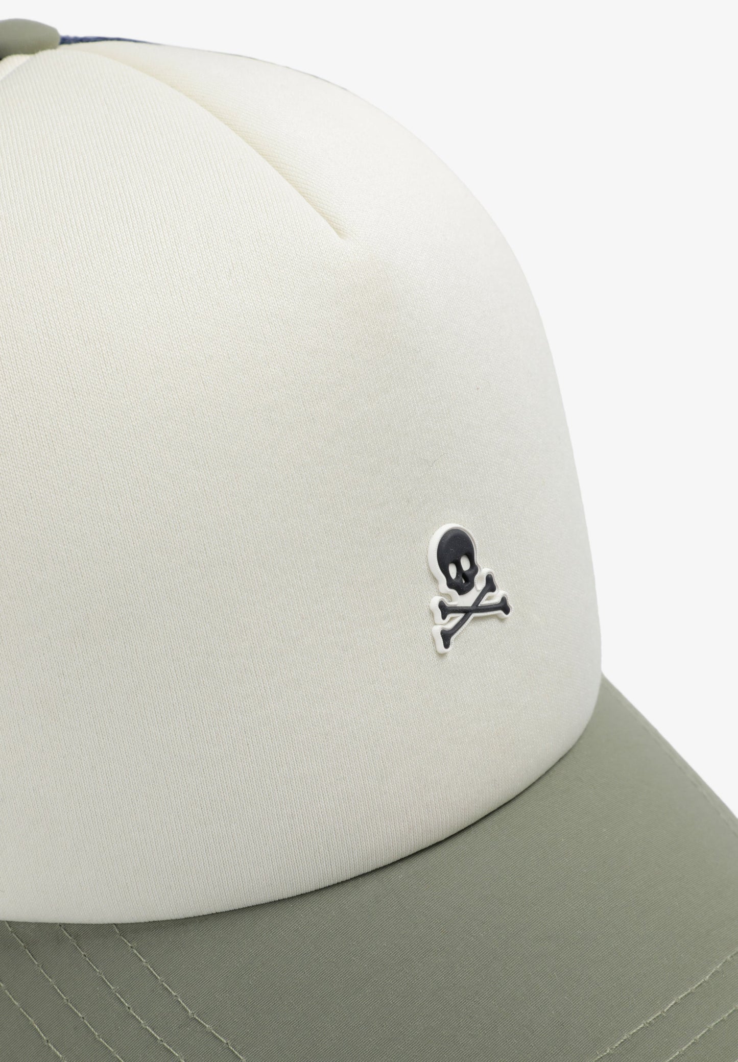 TRUCKER CAP WITH SKULL