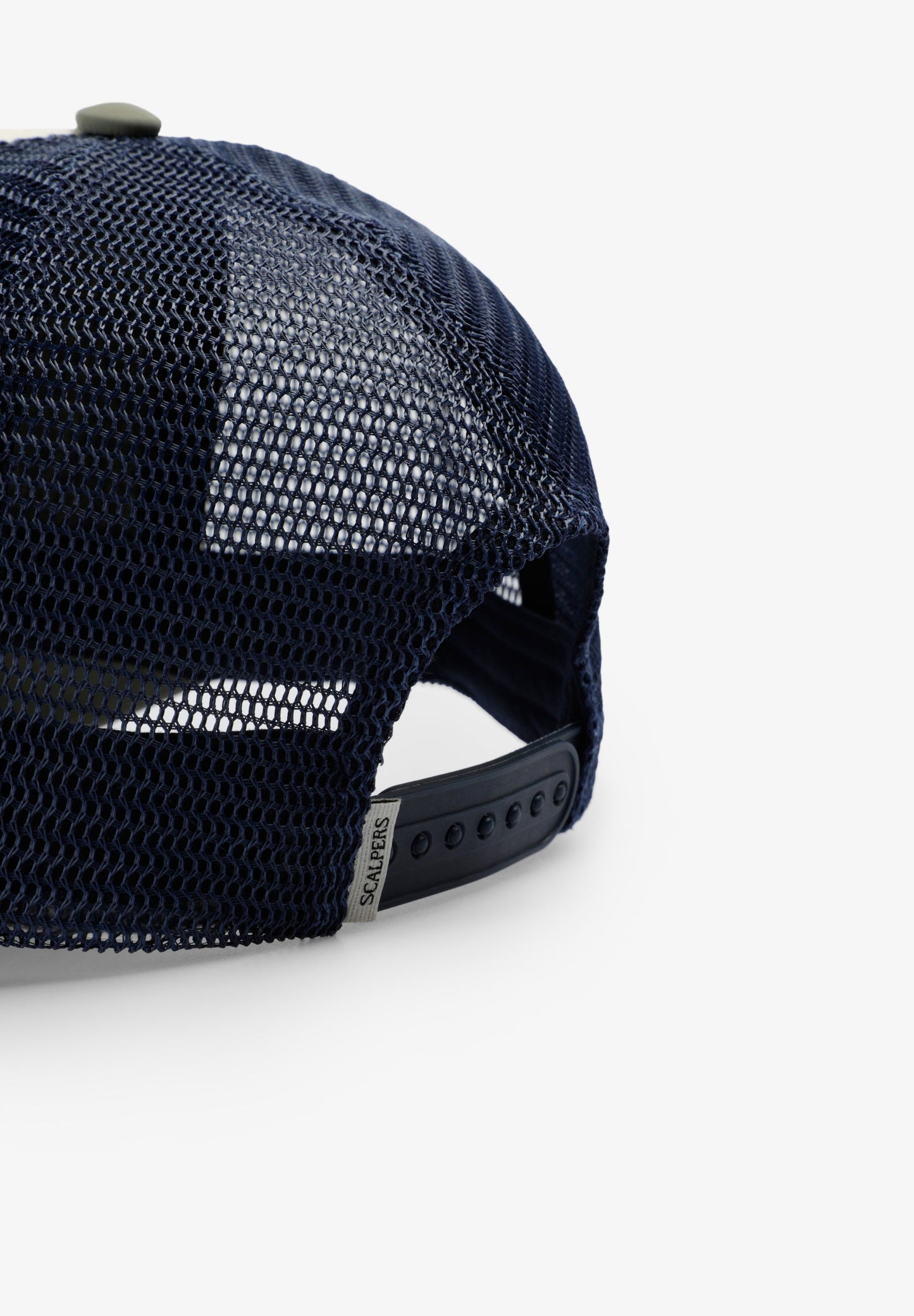 TRUCKER CAP WITH SKULL
