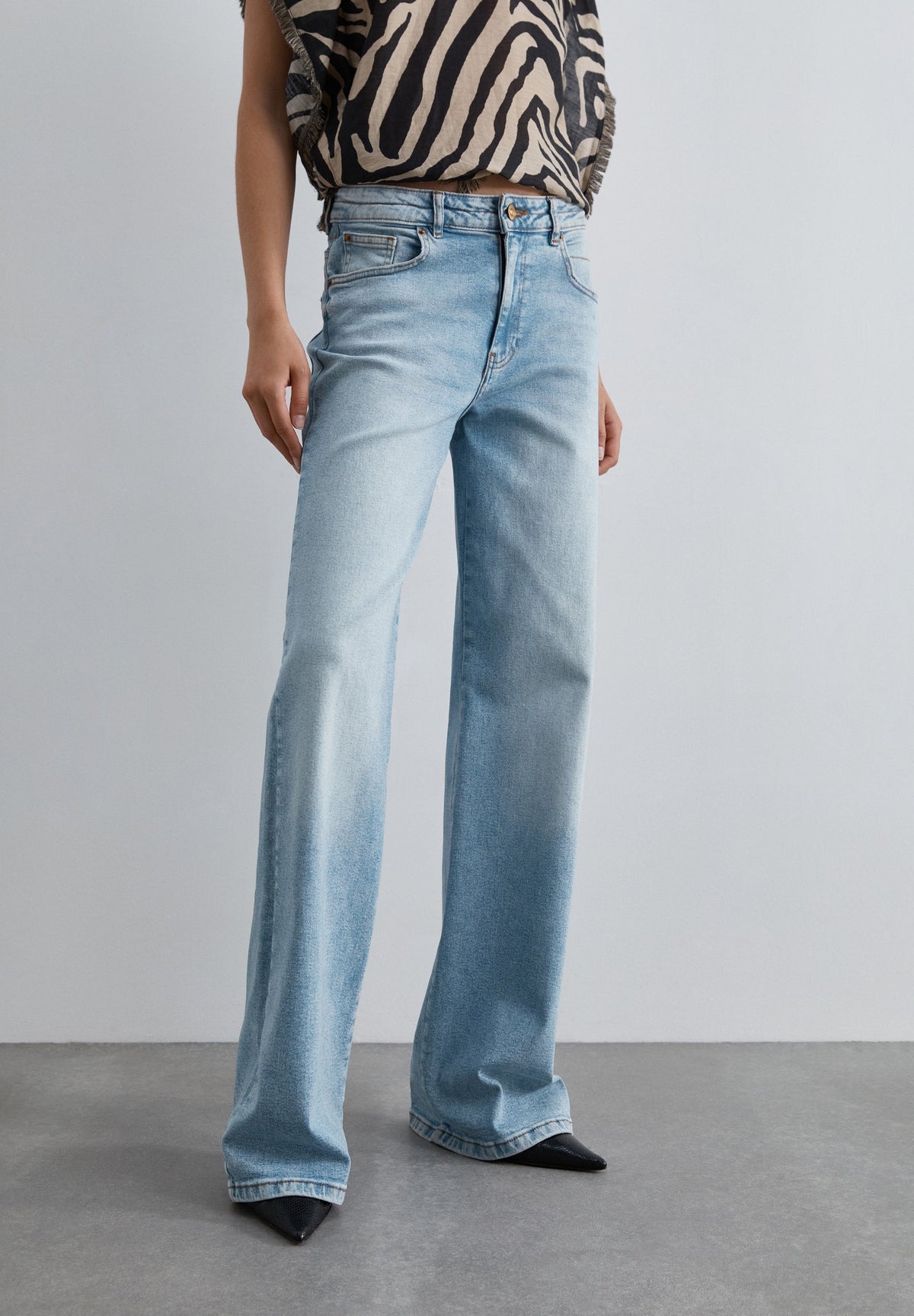MID-RISE JEANS