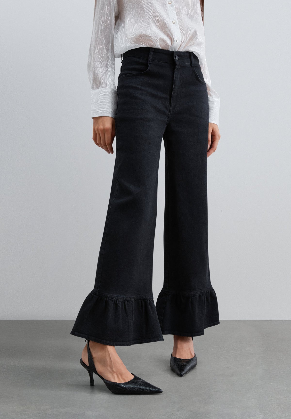 JEANS WITH RUFFLE DETAIL