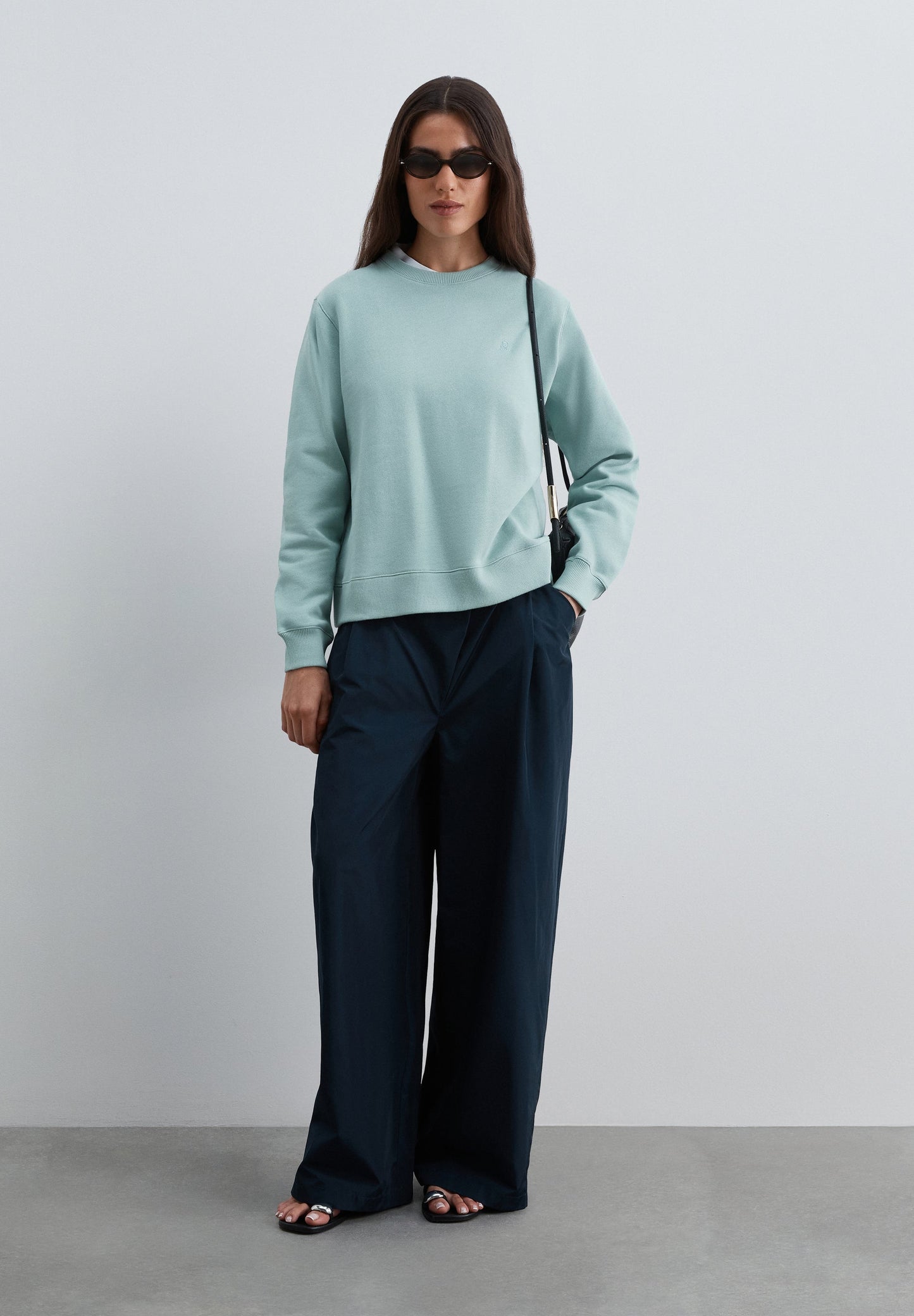 REGULAR FIT EMBROIDERED SWEATSHIRT