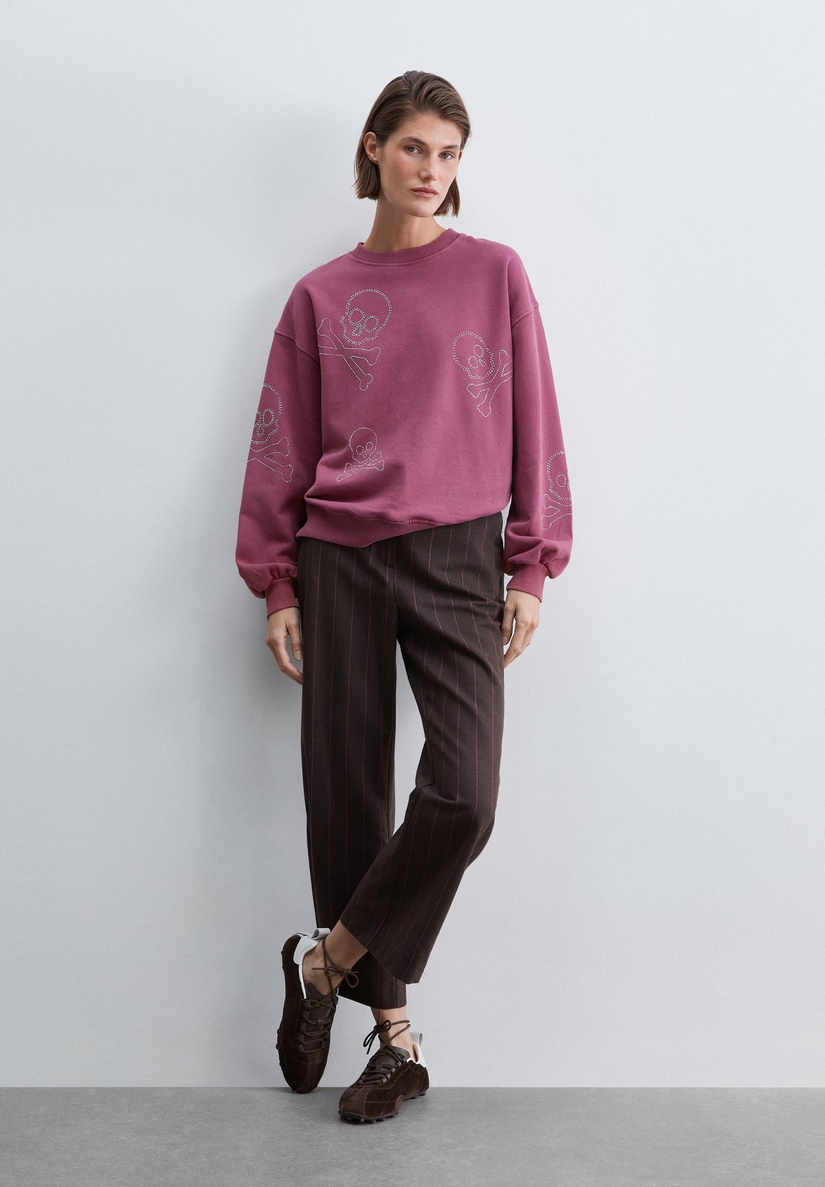 SWEATSHIRT WITH RHINESTONE SKULL