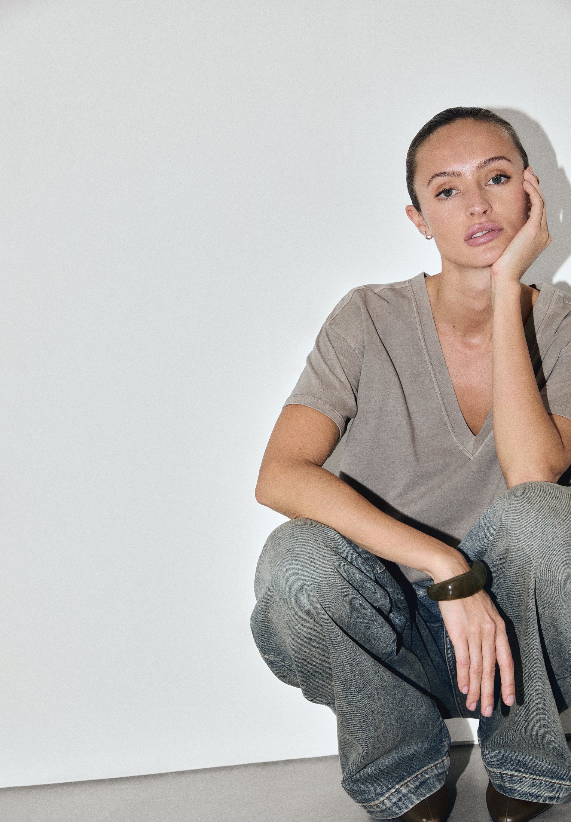 BASIC V-NECK T-SHIRT